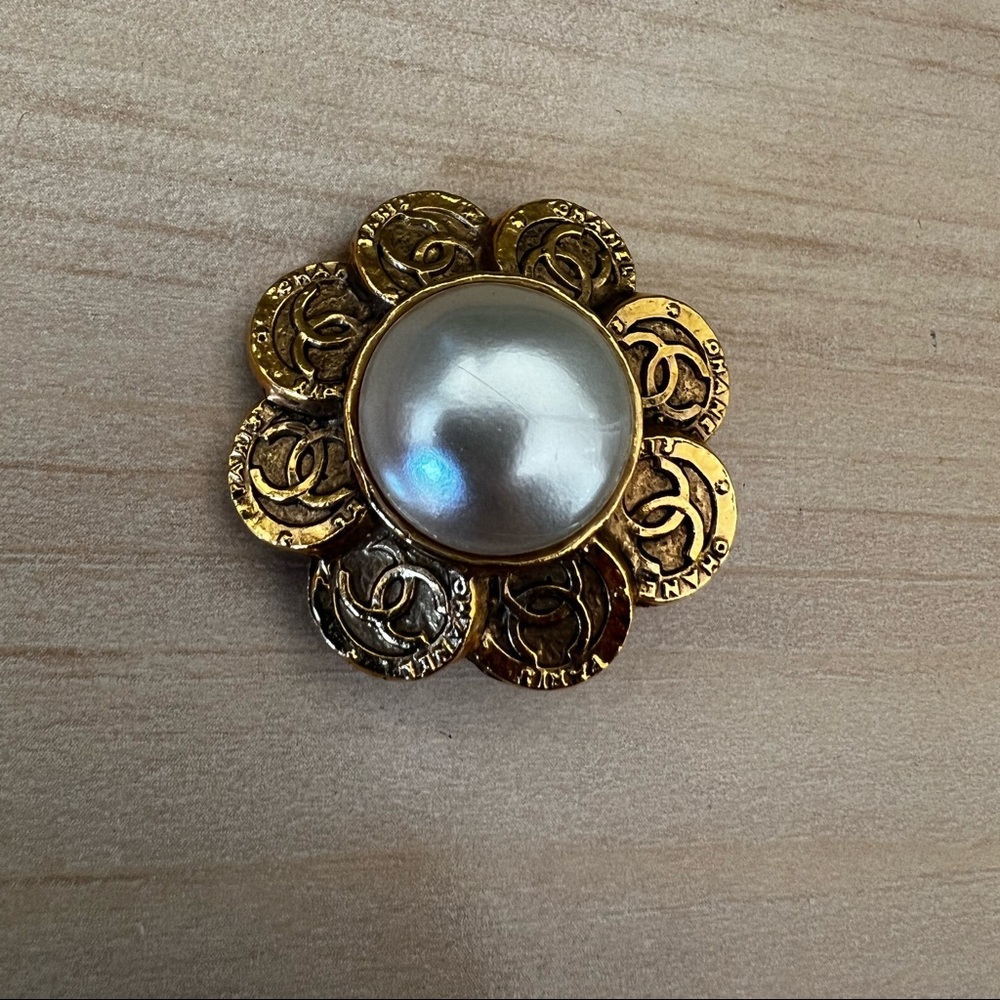 CHANEL single earring